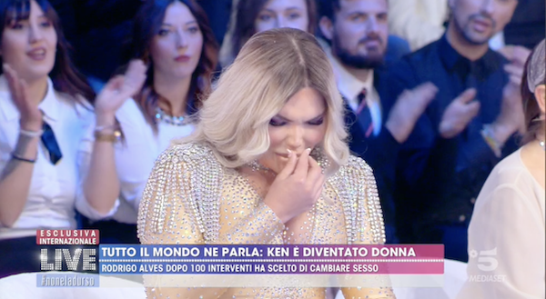 Rodrigo Alves in lacrime a Live: &#8220;Mai voluto essere Ken, sono nata donna: tanti interventi per trovare me stessa&#8221;