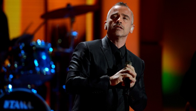 Coronavirus, Eros Ramazzotti attacca le istituzioni italiane: &#8220;L&#8217;impressione è di un Paese allo sbando, razzismo galoppante&#8221;