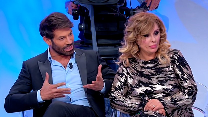 Uomini e donne, Gianni Sperti: &#8220;Non è vero che Paola Barale mi ha mantenuto&#8221;