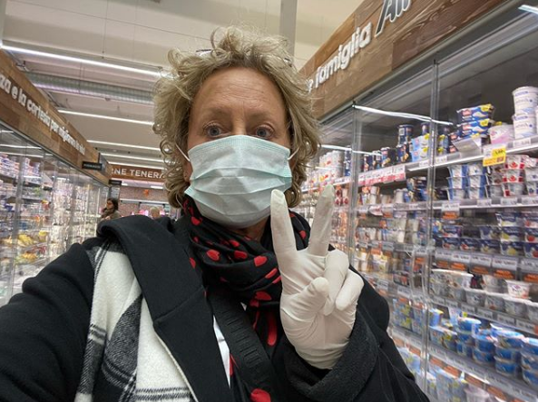 Coronavirus, Carolyn Smith con mascherina: &#8220;Non ho scelta&#8221;