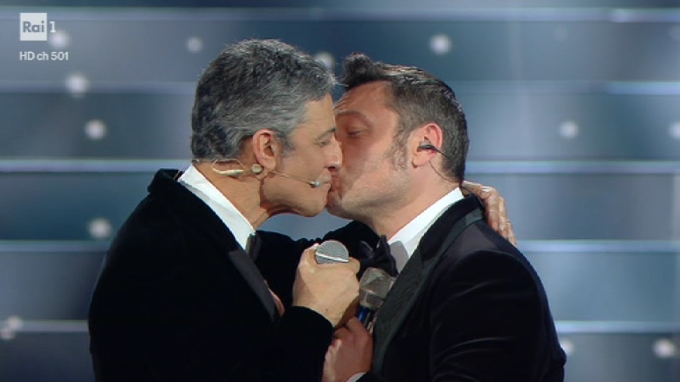 Fiorello e Tiziano Ferro: il bacio a Sanremo 2020 (video)