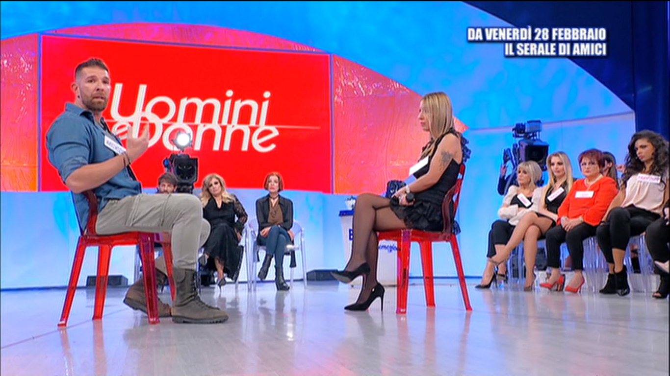 Uomini e Donne, Massimiliano e Valentina: è crisi. Nuova corteggiatrice per il cavaliere (VIDEO)