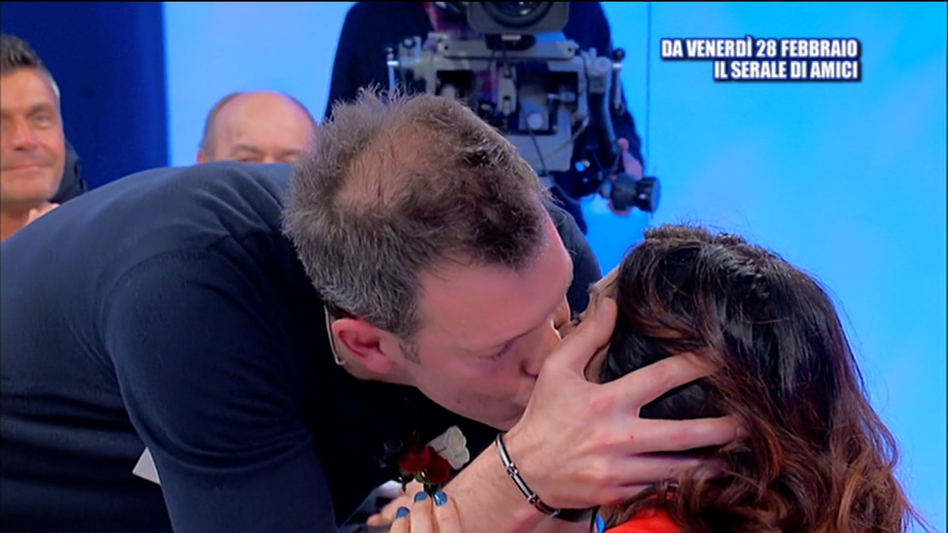 Uomini e Donne, il bacio &#8216;timido&#8217; di Barbara de Santi e Michele (VIDEO)