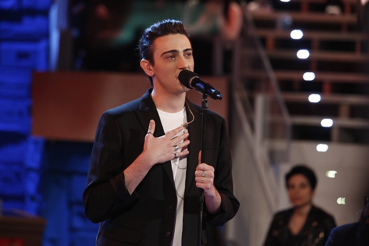 Michele Bravi: &#8220;Sono uscito dal buio grazie a un ragazzo. Se ero innamorato di lui? Nessun coming out, è la cosa più naturale dirlo&#8221;