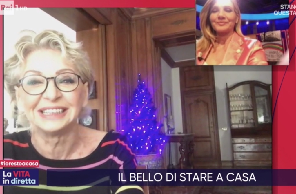 Enrica Bonaccorti e l’albero di Natale ancora in salotto: “Lo lascio lì, fa compagnia” (Video)