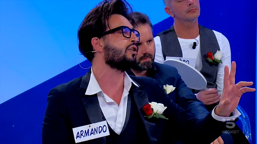 Uomini e donne, Armando si scusa con Maria De Filippi ma insiste su Veronica: &#8220;Lacrime finte&#8221; (VIDEO)