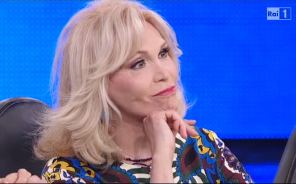 Amanda Lear: &#8220;Chi continua a dire che sono un uomo è un idiota&#8221;