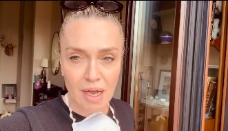 Coronavirus, Paola Barale: &#8220;Tutti coinvolti. Stiamo a casa&#8221; (video)