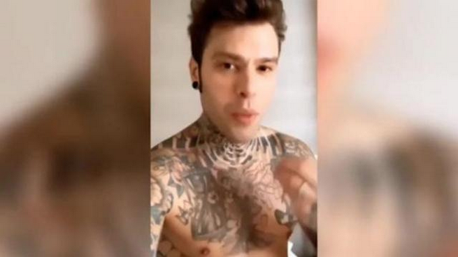 Fedez contro un hater su Instagram: &#8220;Sono senza parole, ma quanto fai schifo?&#8221;