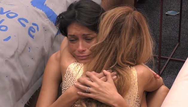 Grande Fratello Vip, Fernanda Lessa piange: l&#8217;attacco del marito Luca Zocchi (video)