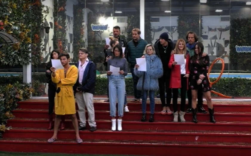 Grande Fratello Vip 4, flash mob musicale sulle note di Azzurro (video)