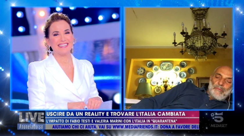 Paolo Brosio dorme durante la diretta di Live Non è la d&#8217;Urso (video)