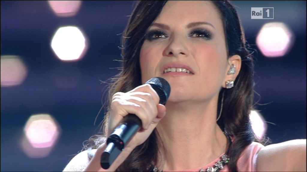 Laura Pausini contro chi non rispetta la quarantena: &#8220;Tra un po&#8217; mando delle madonne&#8230;&#8221;