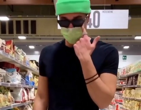 Gianmarco Onestini balla in un supermercato, Valentina Vignali sbotta: “Esempi da non emulare” (video)