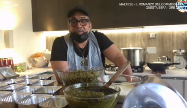 Coronavirus, Guillermo Mariotto si è reinventato chef: cucina per le persone in difficoltà