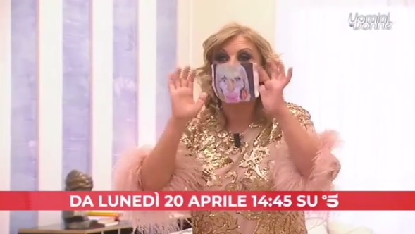 Uomini e Donne anticipazioni puntata 20 aprile 2020: Tina indossa la mascherina della mummia (video)