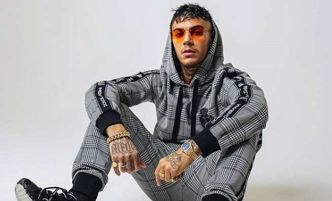 Emis Killa: &#8220;Le donne con i peli non mi piacciono&#8221;, social insorgono, e lui replica