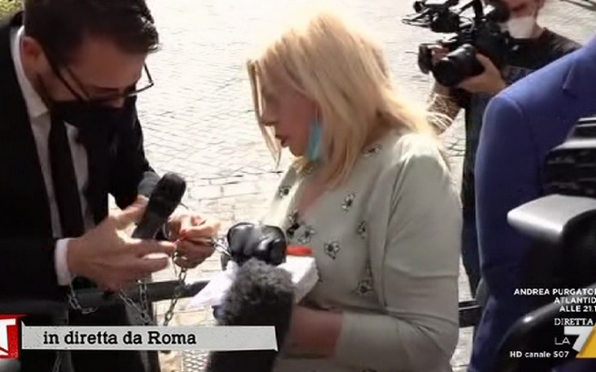 Sandra Milo si incatena davanti a Palazzo Chigi (VIDEO)