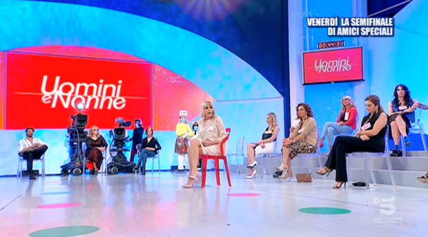 Uomini e Donne, Gemma discute con Valentina a causa di Nicola: &#8220;Stai giocando sporco!&#8221; (Video)