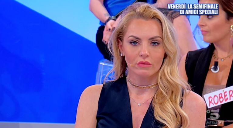 Uomini e Donne, Veronica tra le accuse e Gianni Sperti indaga: &#8220;Vorrei vedere il suo cellulare e quello di Luca&#8221;