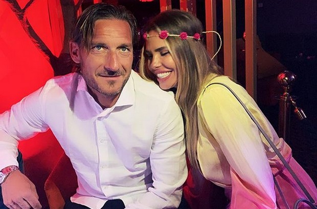 Francesco Totti e Ilary Blasi, il nuovo look della conduttrice bocciato dal marito: &#8220;Ma che foto ti fai? Tu non stai bene!&#8221;