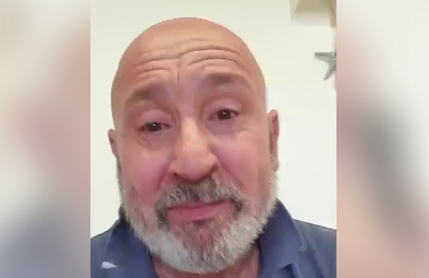 Maurizio Battista attacca Beppe Grillo e si commuove: &#8220;Non ti permettere mai più di attaccare i romani. Vergognati&#8221;