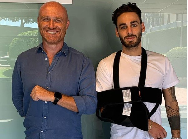 Alberto Urso con il braccio fasciato su Instagram (foto)