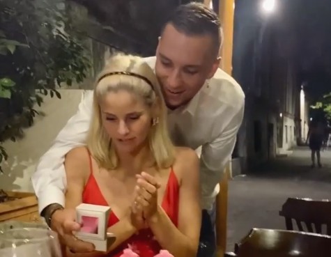 Briga regala un anello alla fidanzata Arianna Montefiori per il suo compleanno (video)