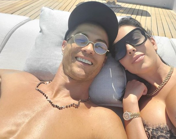 Georgina Rodriguez pigiama party con i figli per lo scudetto della Juventus (foto)