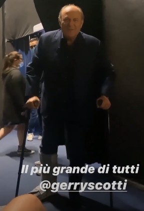 Gerry Scotti con le stampelle e la gamba ingessata a Tu si que vales (video)