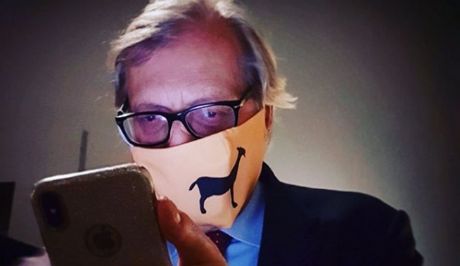 Il sindaco Vittorio Sgarbi multa chi indossa la mascherina