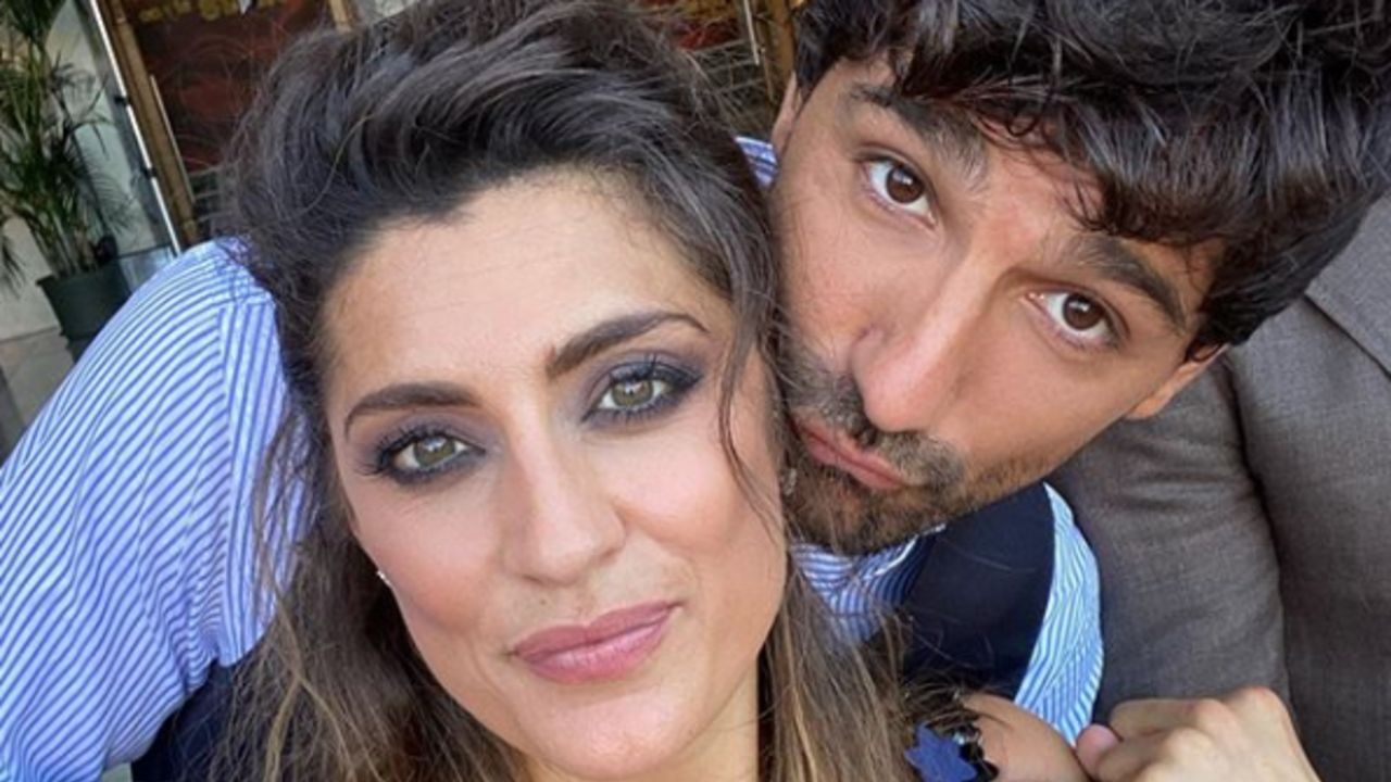 Elisa Isoardi, passeggiata mano nella mano con Raimondo Todaro a Roma. Flirt a Ballando con le stelle?