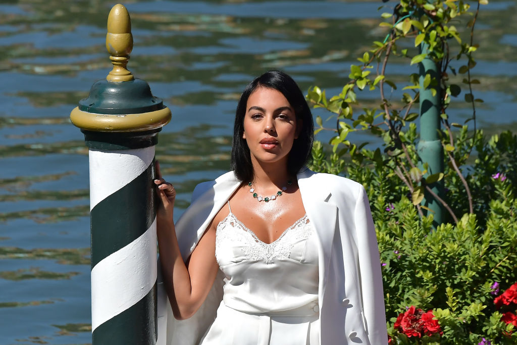 Georgina Rodriguez arriva al lido di Venezia con l&#8217;etichetta sulla giacca (FOTO)