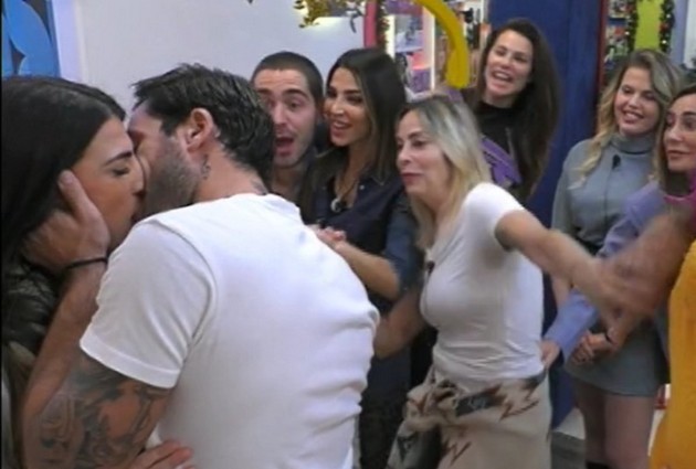 Bacio Pierpaolo Pretelli - Giulia Salemi