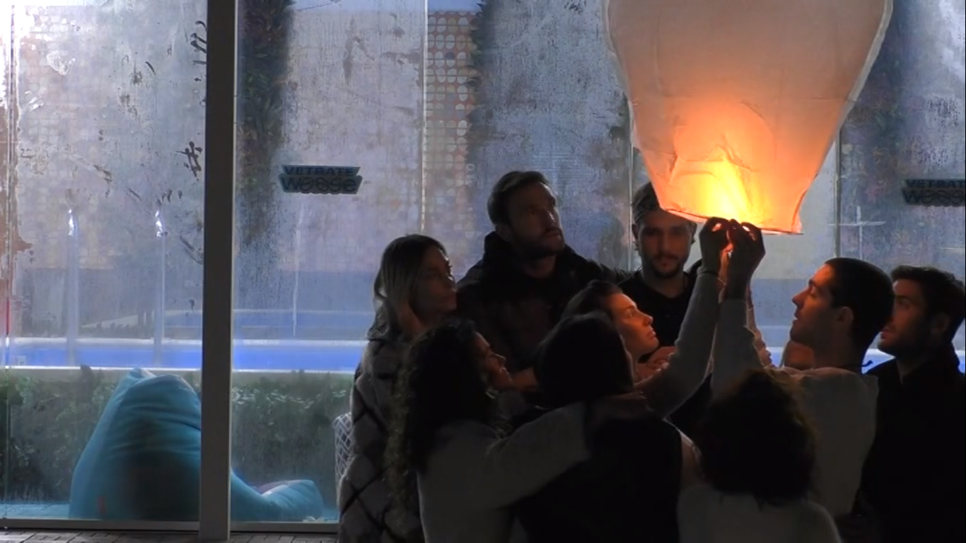 Grande Fratello VIP 5, una lanterna per salutare Lucas, il fratello di Dayane Mello (video)