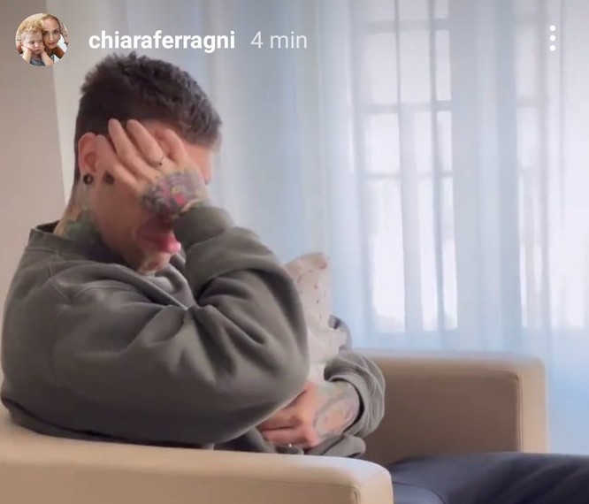 Fedez in lacrime per la figlia Vittoria (video)