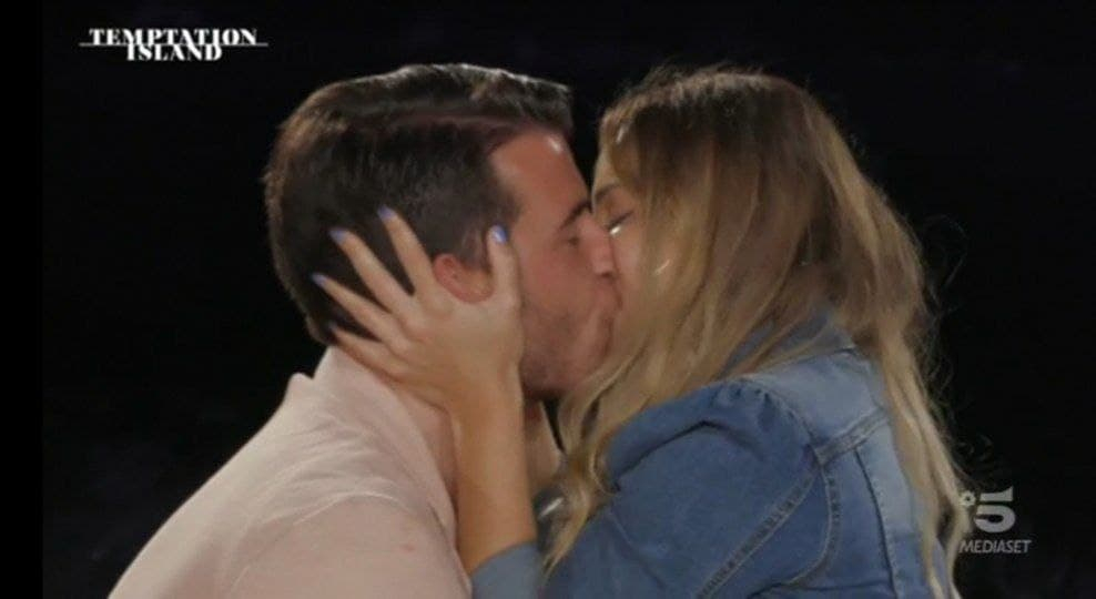 Temptation Island 2021, Claudia e Ste escono insieme dal falò di confronto immediato