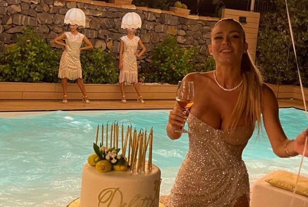 Diletta Leotta, “donne-lampadario” al party per il suo compleanno: polemica sui social