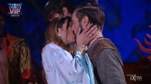 Grande Fratello Vip 2021: nuovo bacio tra Alex Belli e Soleil Sorge (video)