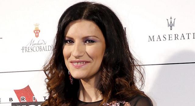 Laura Pausini, la dedica speciale alla sua famiglia: &#8220;Alla nostra vacanza fatta di tramonti e abbracci&#8221;