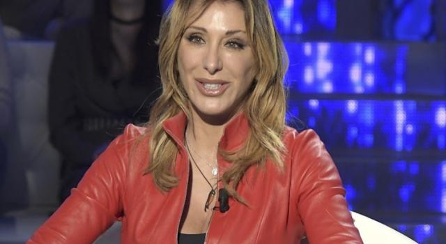 Sabrina Salerno infiamma i social: la t-shirt bagnata