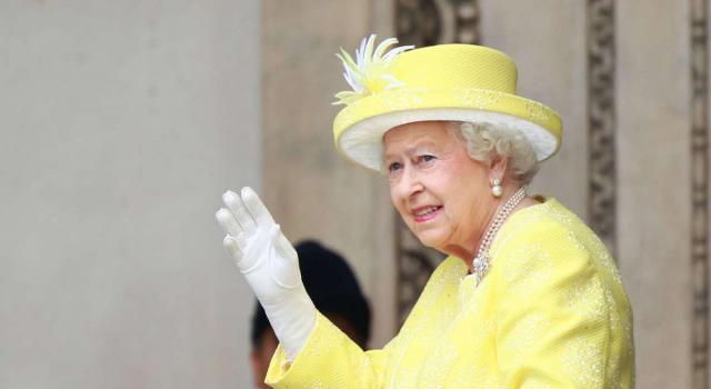 La Regina Elisabetta è guarita dal Covid (ed è tornata a farsi vedere in video)