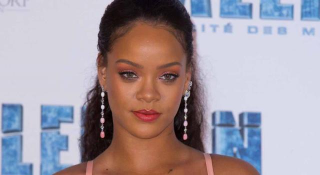 Rihanna in lingerie alla Paris Fashion Week: il pancione in bella mostra
