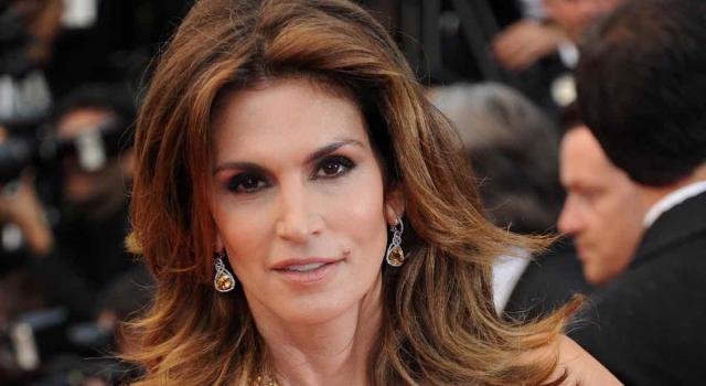 Cindy Crawford, arrestato il suo stalker: sosteneva di aver avuto un figlio con lei