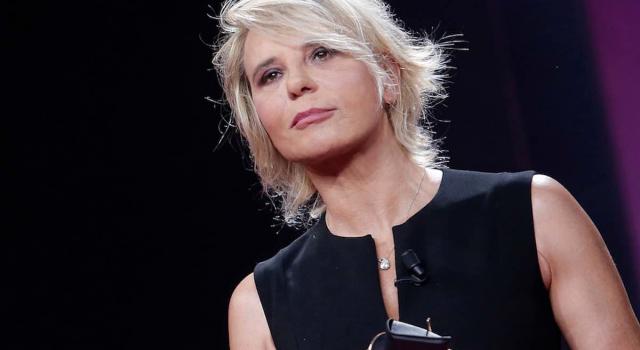 Maria De Filippi, la segnalazione all&#8217;Agcom: &#8220;Taceva difronte al racconto delle violenze&#8221;