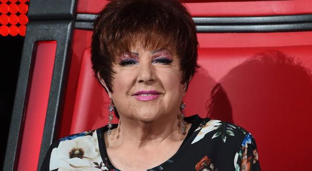 Orietta Berti, il gesto che fa discutere: i commenti su Sanremo durante la diretta del GF Vip