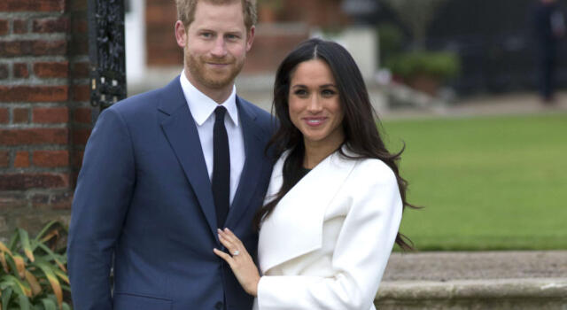 Harry e Meghan sono &#8216;royal scrocconi&#8217;: &#8220;Lei è ossessionata dal lusso&#8221;