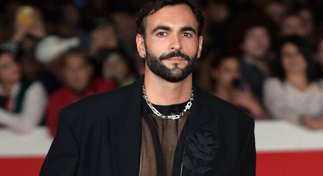 Marco Mengoni, la dedica che commuove: &#8220;Questo me lo hanno insegnato i miei genitori&#8221;