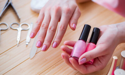 smalto mani rosa manicure unghie