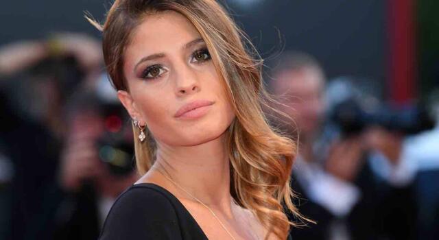 Chiara Nasti mostra il calco della sua pancia ricoperto di cristalli: &#8220;Terrificante&#8221;